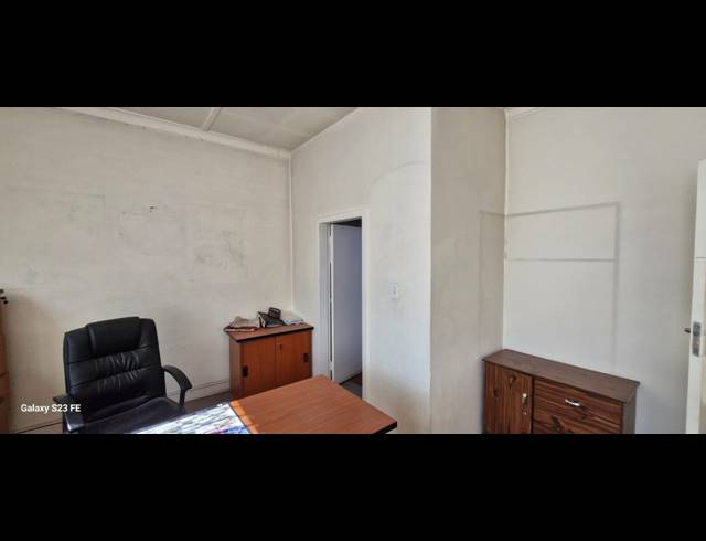 1,500M² WAREHOUSE FOR SALE IN NEW CENTRE
